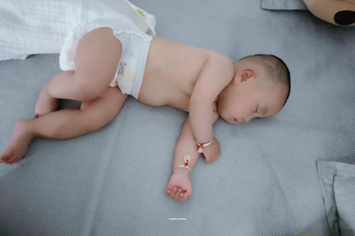 梁山三个月宝宝抬头不稳
